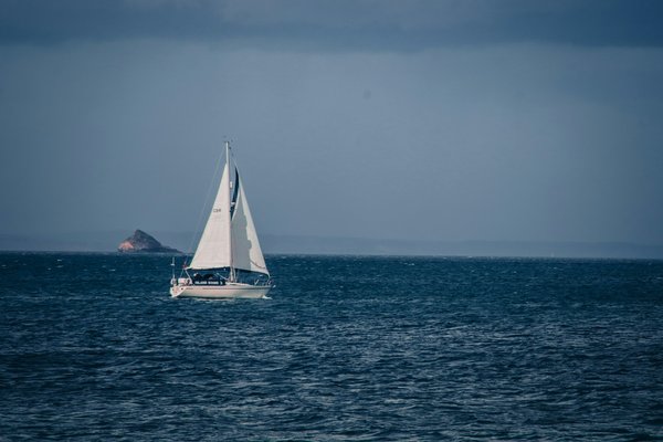 Comment organiser un séjour en Bretagne avec des cours de navigation à voile et des visites de phares historiques?